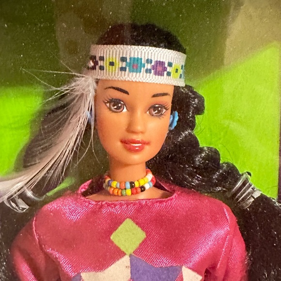 •Mattel NATIVE AMERICAN BARBIE
•3RD Edition 1994 NRFB.
•Dolls of the World - Picture 5 of 7